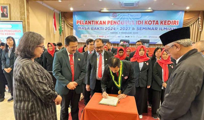 Zanariah Saksikan Pelantikan Pengurus IDI Kota Kediri Periode 2025-2027 Zanariah Saksikan Pelantikan Pengurus IDI Kota Kediri Periode 2025-2027