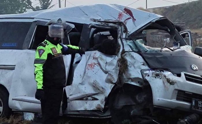 ​Ban Meletus, Minibus Terguling di Ruas Jalan Tol Ngawi-Solo