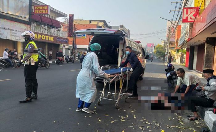 Tabrak Pohon di Jalan Raya Gajah Mada Sidoarjo, Pengendara Motor Oleng lalu Jatuh