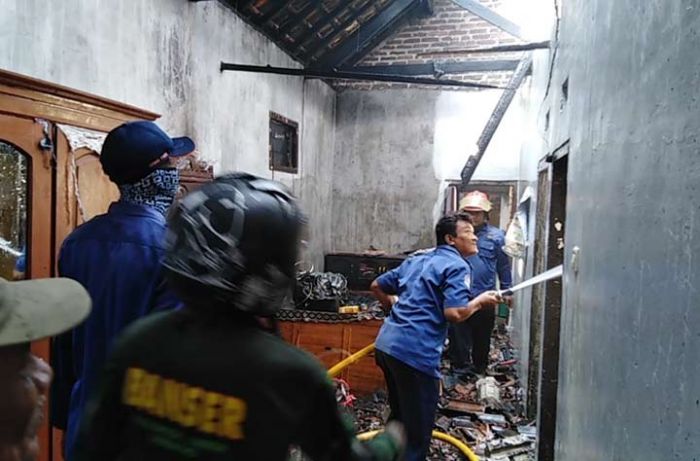 Diduga Korsleting Listrik, Rumah di Jabon Sidoarjo Terbakar Diduga Korsleting Listrik, Rumah di Jabon Sidoarjo Terbakar