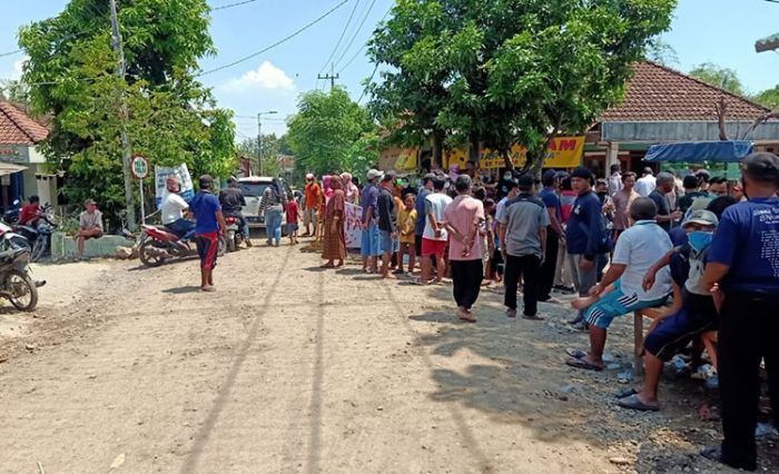 Jalan Diblokade, Puluhan Truk Muat Material Urukan di Sidoarjo Tersandera Jalan Diblokade, Puluhan Truk Muat Material Urukan di Sidoarjo Tersandera