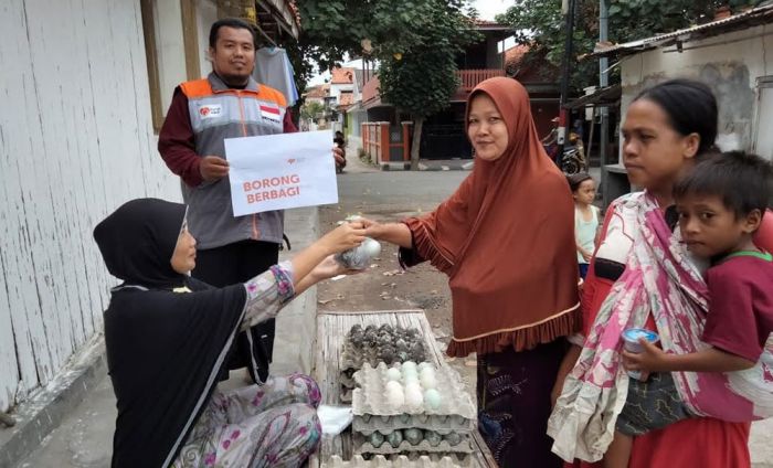 Peduli Dampak Pandemi Covid-19, Rumah Zakat Borong dan Berbagi Dagangan di Pasar Branta Pesisir