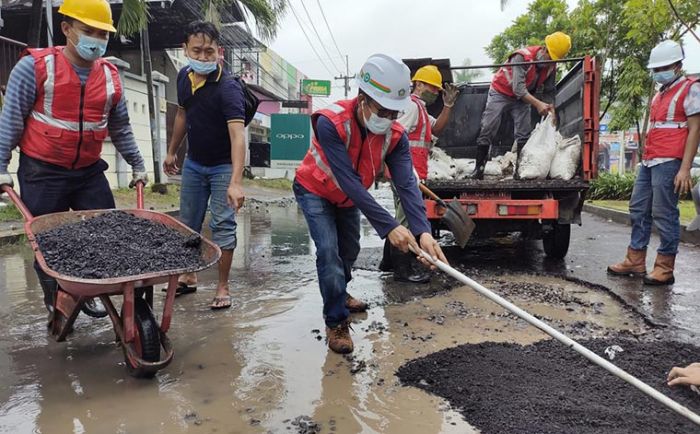 Plt Camat Buduran Ikut Terjun Tambal Jalan Rusak Pakai Dana PIWK Plt Camat Buduran Ikut Terjun Tambal Jalan Rusak Pakai Dana PIWK