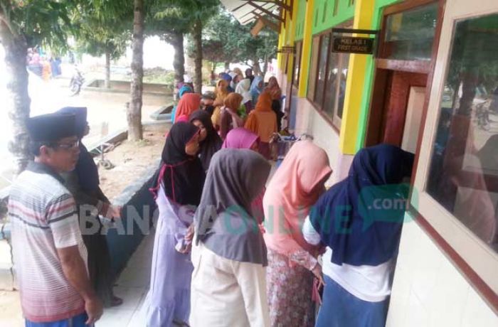 Tolak Kepala Sekolah Baru, Siswa SDN Banresep Timur I Sumenep Mogok Belajar Tolak Kepala Sekolah Baru, Siswa SDN Banresep Timur I Sumenep Mogok Belajar