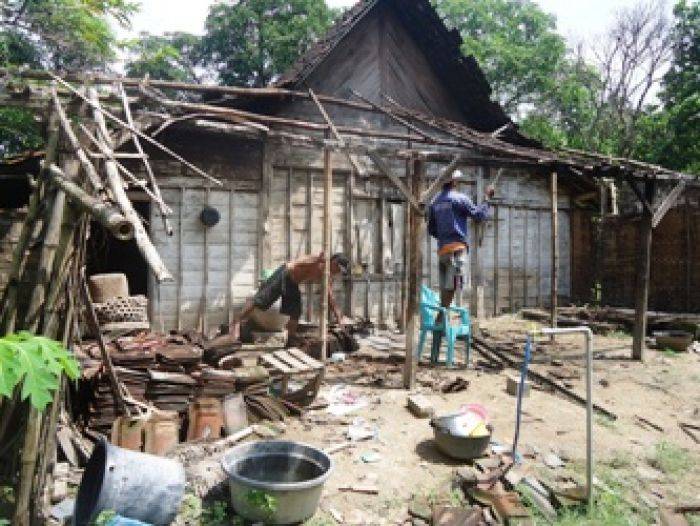 Daripada Dihanyutkan Air Kali di Bojonegoro, Rumah Janda Dibongkar Daripada Dihanyutkan Air Kali di Bojonegoro, Rumah Janda Dibongkar