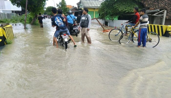 Luapan Kali Lamong Rendam 5 Kecamatan di Gresik Selatan Luapan Kali Lamong Rendam 5 Kecamatan di Gresik Selatan