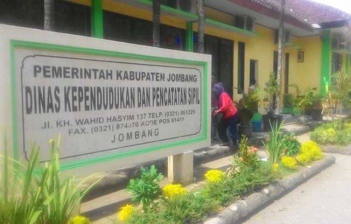 Waspada, Banyak Calo di Dispendukcapil Jombang Waspada, Banyak Calo di Dispendukcapil Jombang