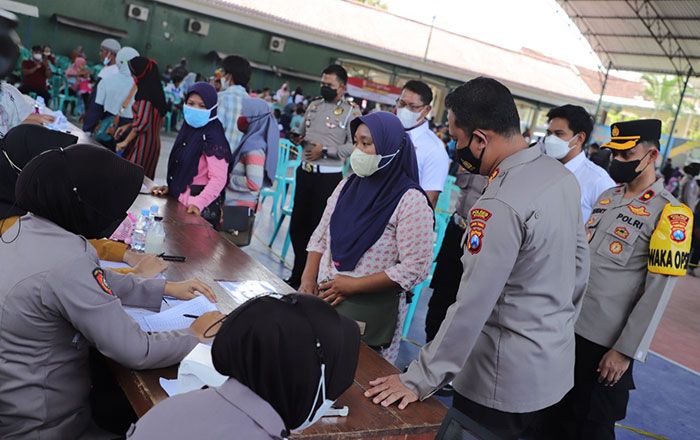 Polres dan Pemkab Kediri Salurkan 6.000 Liter Minyak Goreng untuk Masyarakat Polres dan Pemkab Kediri Salurkan 6.000 Liter Minyak Goreng untuk Masyarakat