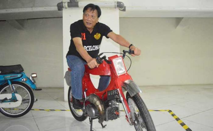 Bupati Sambari Terpikat Motor Antik