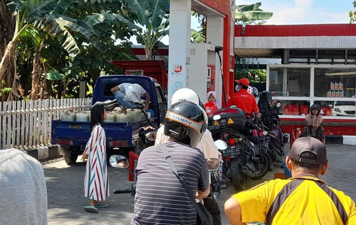 SPBU di Pamekasan ini Abaikan Pelanggan Motor, Malah Utamakan Pengisian Jeriken Plastik Satu Pikap