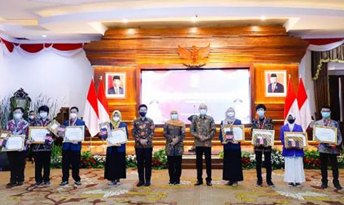 Beri Penghargaan Pemenang Lomba HUT ke-75 Pemprov, Gubernur Khofifah Ajak Bangun Jatim Beri Penghargaan Pemenang Lomba HUT ke-75 Pemprov, Gubernur Khofifah Ajak Bangun Jatim