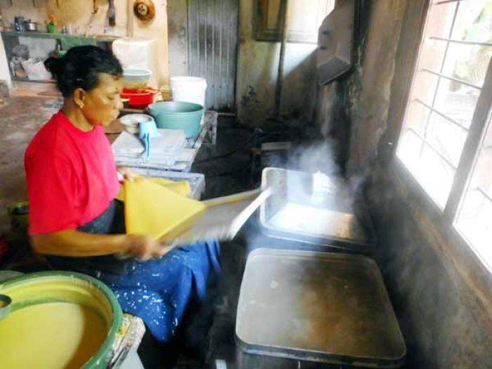 Krupuk Puli Kedung Rejo Jabon Digemari Konsumen Malaysia dan Singapura Krupuk Puli Kedung Rejo Jabon Digemari Konsumen Malaysia dan Singapura