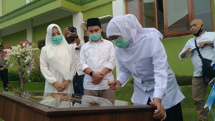 Gubernur Khofifah Ganti Masker 5 Kali, Kiai Asep: Corona Melanda karena Kita Kotor Gubernur Khofifah Ganti Masker 5 Kali, Kiai Asep: Corona Melanda karena Kita Kotor