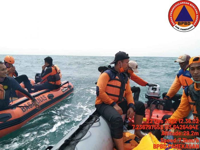 Terjatuh Usai Cari Ikan, Tim SAR Lakukan Pencarian Nelayan asal Pamekasan di Perairan Madura Terjatuh Usai Cari Ikan, Tim SAR Lakukan Pencarian Nelayan asal Pamekasan di Perairan Madura