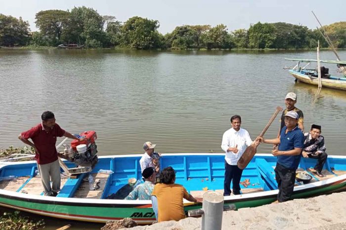 Peduli Nelayan, Kades Raci Tengah Gresik Bantu Perahu Mesin Peduli Nelayan, Kades Raci Tengah Gresik Bantu Perahu Mesin
