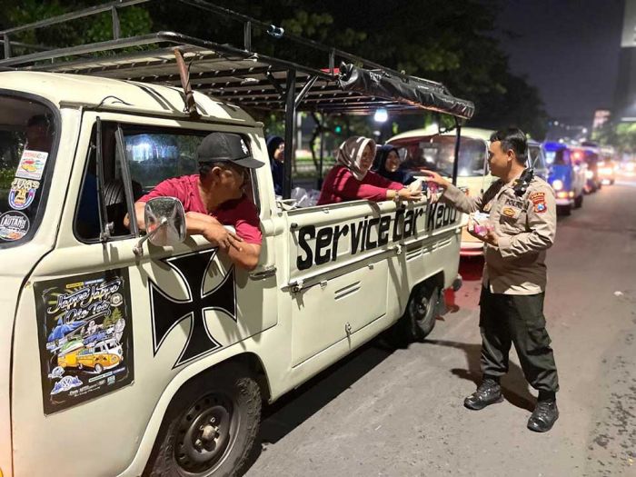 Komunitas Mobil VW Sidoarjo-Surabaya Bagikan 1000 Nasi Bungkus dan 500 Paket Beras Komunitas Mobil VW Sidoarjo-Surabaya Bagikan 1000 Nasi Bungkus dan 500 Paket Beras
