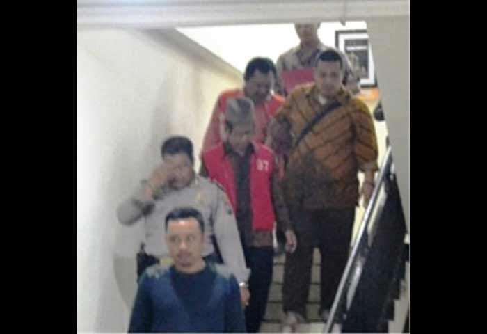 Dua Tersangka Korupsi Dana Hibah Pemkot Surabaya Dijebloskan ke Rutan Medaeng Dua Tersangka Korupsi Dana Hibah Pemkot Surabaya Dijebloskan ke Rutan Medaeng