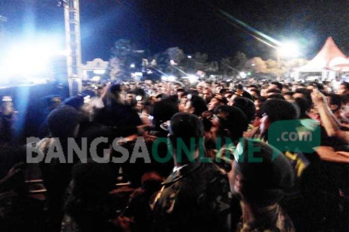 Kisruh antara Banser Vs Brimob Warnai Konser Wali Band di Alun-alun Tuban