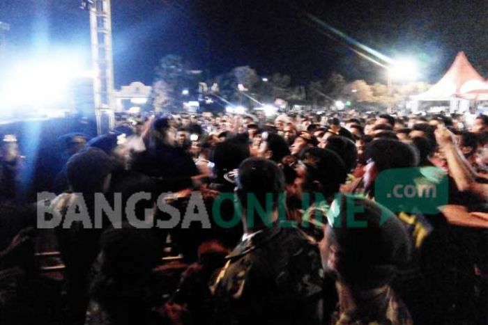 Kisruh antara Banser Vs Brimob Warnai Konser Wali Band di Alun-alun Tuban Kisruh antara Banser Vs Brimob Warnai Konser Wali Band di Alun-alun Tuban