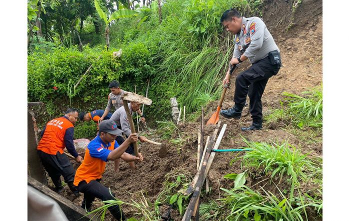 Terjunkan Tim Kijang, Polres Madiun Bantu Korban Tanah Longsor