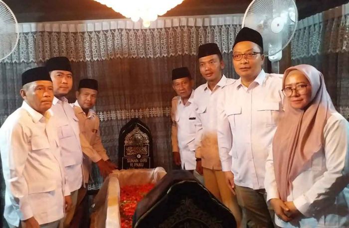 HUT ke-15, Ketua Gerindra Gresik Bersama Anggota Fraksi Ziarah ke Makam Waliyullah HUT ke-15, Ketua Gerindra Gresik Bersama Anggota Fraksi Ziarah ke Makam Waliyullah