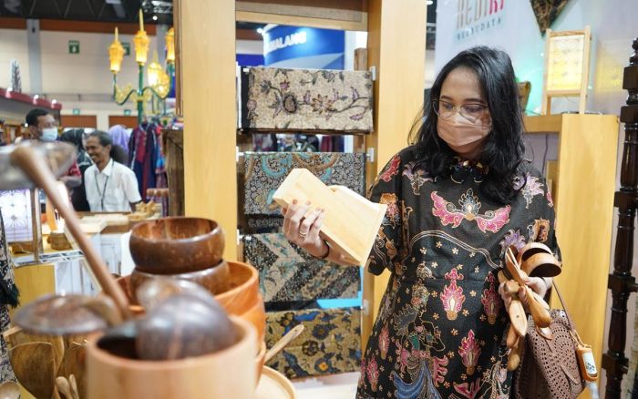 Ketua TP PKK Kenalkan Produk Kerajinan Unggulan Kabupaten Kediri di Inacraft 2023 Ketua TP PKK Kenalkan Produk Kerajinan Unggulan Kabupaten Kediri di Inacraft 2023