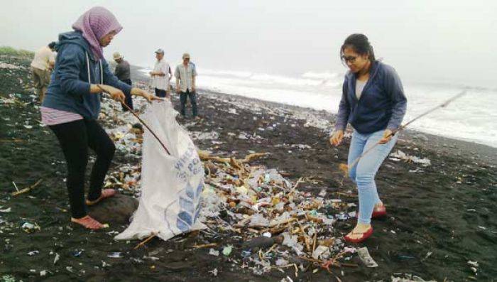 Pantai Bambang Lumajang Penuh Sampah, Masyarakat dan Pelajar Turun Bersih-bersih Pantai Bambang Lumajang Penuh Sampah, Masyarakat dan Pelajar Turun Bersih-bersih