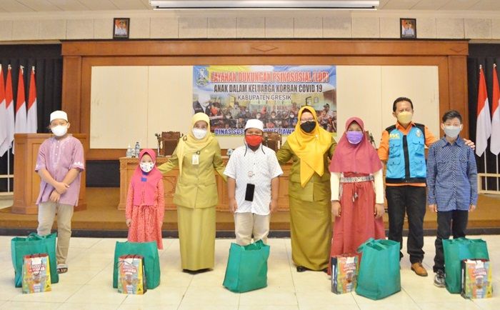 Wabup Bu Min Serahkan Bantuan kepada 25 Anak Yatim Piatu Dampak Covid-19