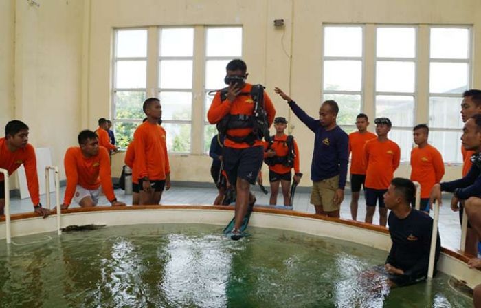 Tingkatkan Kesiapsiagaan di Kapal, Dislambair Koarmada II Gelar Pelatihan Tim Selam KRI