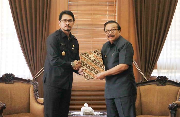 Pakde Karwo Resmi Serahkan SK Plt Wali Kota Pasuruan