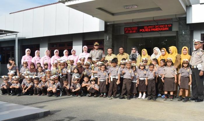 Kunjungi Mapolres Pamekasan, Murid TK Kemala Bhayangkari Diajak Mengenal Tugas-tugas Kepolisian Kunjungi Mapolres Pamekasan, Murid TK Kemala Bhayangkari Diajak Mengenal Tugas-tugas Kepolisian