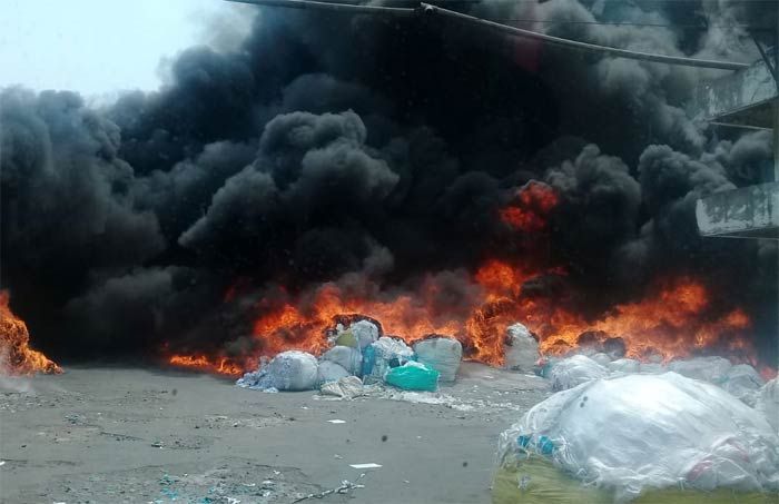 Gudang Pabrik Sarung Tangan Mitra Sarutu di Driyorejo Terbakar Gudang Pabrik Sarung Tangan Mitra Sarutu di Driyorejo Terbakar