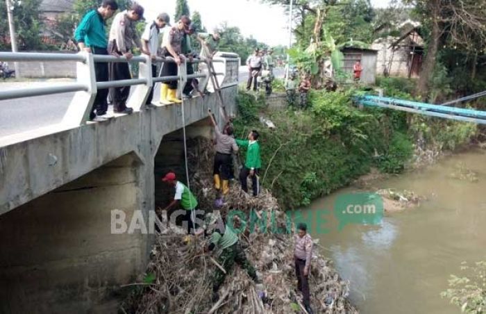 Antisipasi Banjir, Muspika Soko dan Masyarakat Bersih-bersih Sungai Rambit