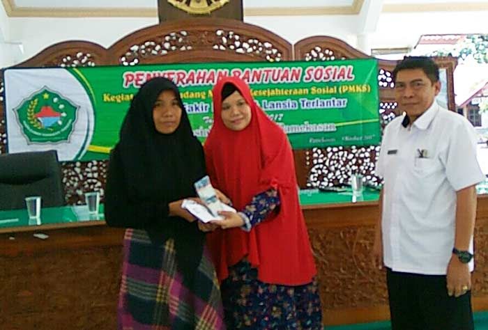 Pemkab Pamekasan Berikan Bantuan Perbaikan RTLH untuk 185 Fakir Miskin dan Lansia Pemkab Pamekasan Berikan Bantuan Perbaikan RTLH untuk 185 Fakir Miskin dan Lansia