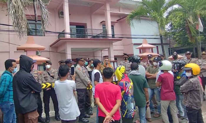 Diduga Korupsi Anggaran Gebyar Batik, Famas Gelar Demo di Kantor Disperindag Pamekasan Diduga Korupsi Anggaran Gebyar Batik, Famas Gelar Demo di Kantor Disperindag Pamekasan