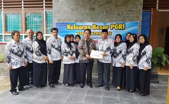 Peduli Guru Ahmad, PGRI Trenggalek Sisihkan Uang Hingga Rp 88 Juta Peduli Guru Ahmad, PGRI Trenggalek Sisihkan Uang Hingga Rp 88 Juta