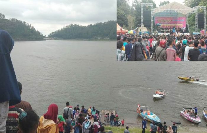 Ribuan Wisatawan Padati Telaga Ngebel Ribuan Wisatawan Padati Telaga Ngebel