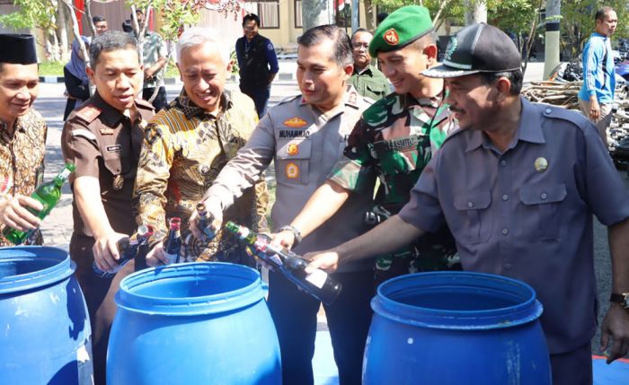 Pj Bupati Nganjuk Ikut Musnahkan BB dan Apel Gelar Pasukan Persiapan Pengamanan Nataru 2023 Pj Bupati Nganjuk Ikut Musnahkan BB dan Apel Gelar Pasukan Persiapan Pengamanan Nataru 2023