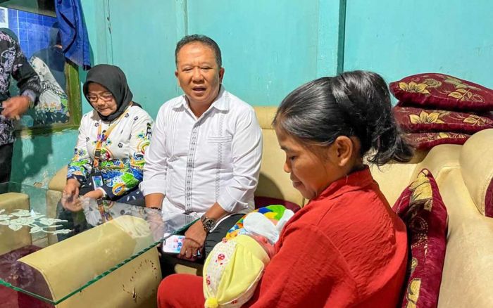 Bupati Jember Kunjungi Rumah Wanita yang Melahirkan di Pinggir Jalan