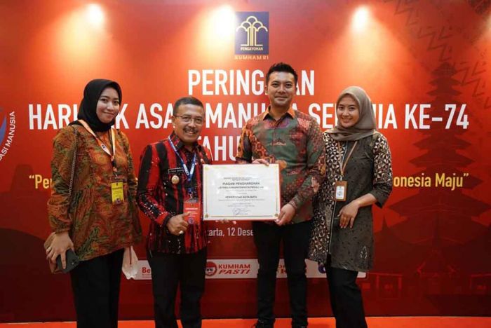 Pemkot Batu Kembali Raih Penghargaan Sebagai Kota Peduli HAM Pemkot Batu Kembali Raih Penghargaan Sebagai Kota Peduli HAM