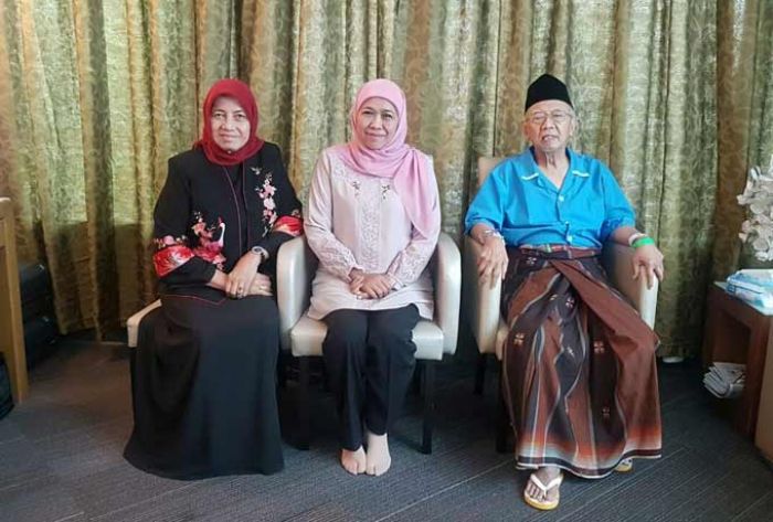 Jenguk Gus Solah di Singapura, Khofifah Doakan Segera Sehat