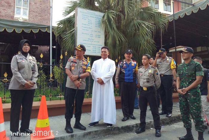 Kapolrestabes Surabaya Pastikan Pengamanan Natal Kondusif Kapolrestabes Surabaya Pastikan Pengamanan Natal Kondusif
