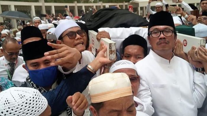 Dubes RI: Ada di Lubang Makam yang Salah, Habib Rizieq Serobot Baca Doa untuk Mbah Moen Dubes RI: Ada di Lubang Makam yang Salah, Habib Rizieq Serobot Baca Doa untuk Mbah Moen