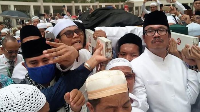 ​Dubes RI: Ada di Lubang Makam yang Salah, Habib Rizieq Serobot Baca Doa untuk Mbah Moen