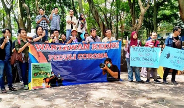 Mulai Langka, Jurnalis Kediri Bagi-bagi Hand Sanitizer ke Pengguna Jalan Mulai Langka, Jurnalis Kediri Bagi-bagi Hand Sanitizer ke Pengguna Jalan
