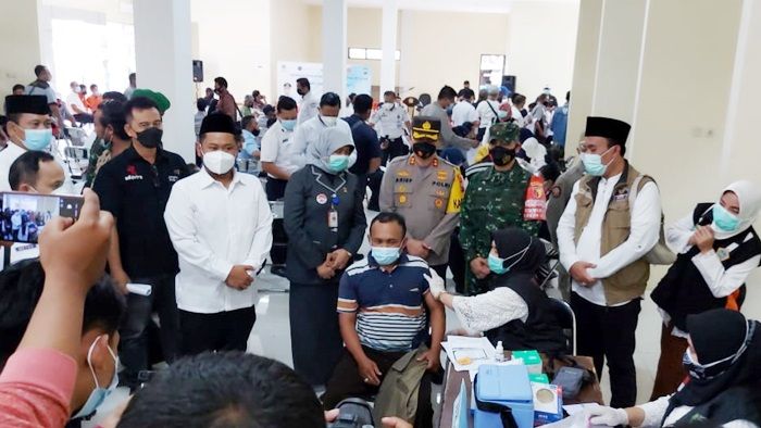 Pemkab Gresik Mulai Vaksinasi Ratusan Sopir Transportasi Umum Pemkab Gresik Mulai Vaksinasi Ratusan Sopir Transportasi Umum