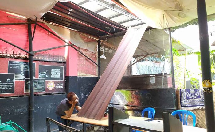 Cuaca Ekstrem, Sebuah Atap Salah Satu Cafe di Pamekasan Roboh Cuaca Ekstrem, Sebuah Atap Salah Satu Cafe di Pamekasan Roboh
