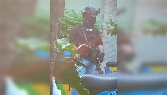 Densus 88 Mabes Polri Tangkap Terduga Teroris di Perum GSP Gresik Densus 88 Mabes Polri Tangkap Terduga Teroris di Perum GSP Gresik