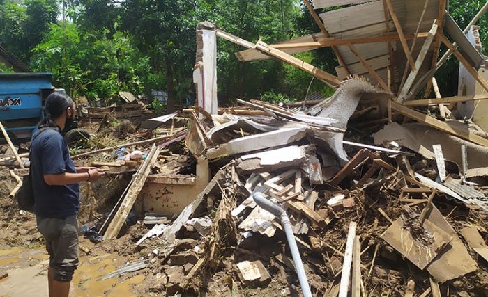Rumah Pasangan Kakek Nenek di Jombang Roboh Diterjang Banjir Bandang Rumah Pasangan Kakek Nenek di Jombang Roboh Diterjang Banjir Bandang