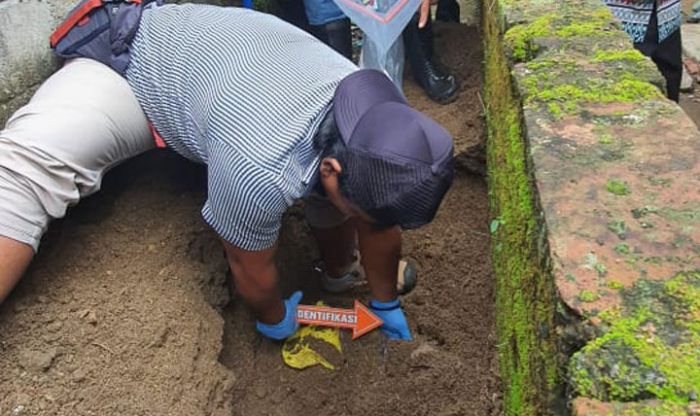 Bayi Baru Lahir Ditemukan Terkubur di Samping Rumah Janda Muda, Warga Curiga Bayi Baru Lahir Ditemukan Terkubur di Samping Rumah Janda Muda, Warga Curiga